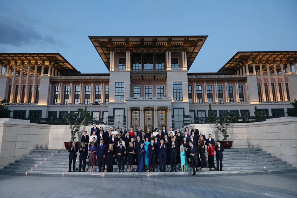 baskan-erdogan-ve-emine-erdogandan-nato-liderleri-onuruna-ozel-davet-ankarada-tarihi-aile-fotografi-1783448194106.jpg Ankara'da tarihi aile fotoğrafı - 1