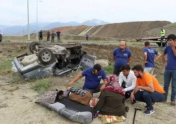 Erzurum'da korkunç kaza! Asfalt yüklü mıcırla otomobil çarpıştı: 3 yaralı