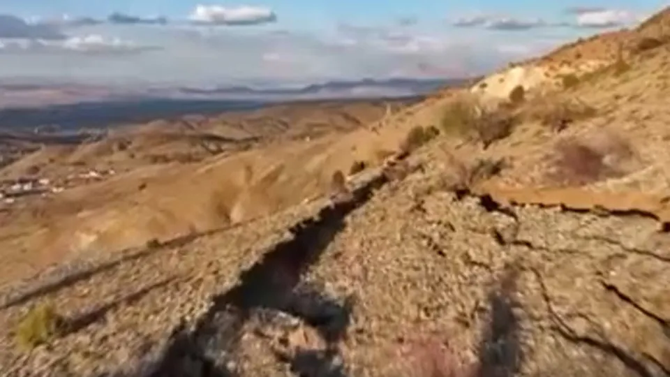 Deprem sonrası Berit Dağı'ndaki ürküten görüntü! Yarık korku saldı