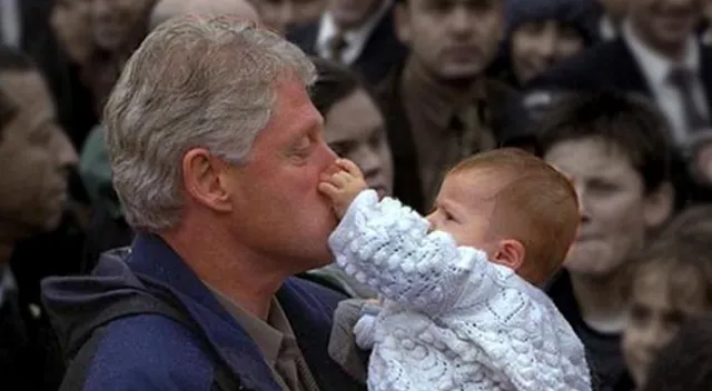 Clinton’ın burnunu sıkan Erkan bebek 18 yaşında!