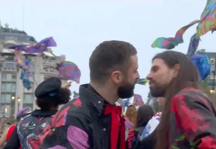 paris-olimpiyat-oyunlarinda-lgbt-dayatmasi-es-cinseller-kirmizi-halida-boy-gosterdi-olimpiyat-mesalesini-bu-yi-1722025688741.jpeg Paris Olimpiyat Oyunları'nda LGBT dayatması!