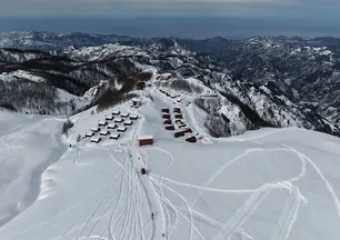 Deniz manzaralı yaylada kayak keyfi