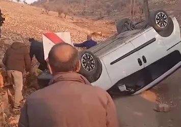 Siirt'te virajı alamayan araç devrildi