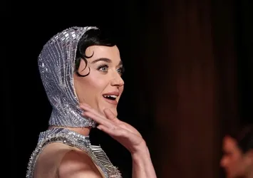 ABD'li ünlü şarkıcı Katy Perry uzaya uçtu!
