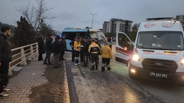1670220709477.jpg Karabük'te feci kaza! Minibüs otobüse çarptı | Çok sayıda yaralı var - 3
