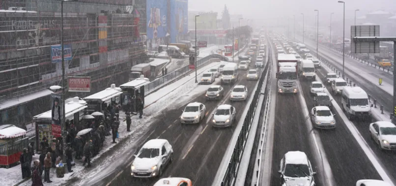 Sıcaklık 10 derece düştü! Kar İstanbul'a giriş yaptı! Meteoroloji alarm verdi: 16 il için sarı kod | Bugün (9 Ocak) hava nasıl olacak?