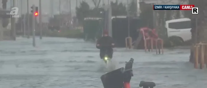 chp-yine-sinifta-kaldi-izmirde-copler-sel-sulariyla-sokaklara-tasti-1771168785695.jpg CHP yine sınıfta kaldı: İzmir'de çöpler sel sularıyla sokaklara taştı - 7