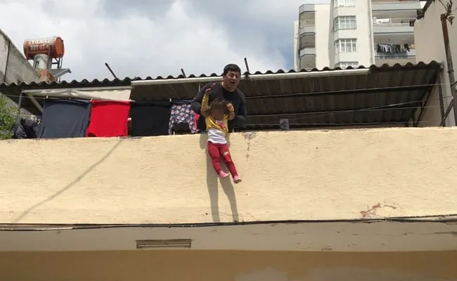Adana’da Büyü yapıldı diyerek kızını balkondan sarkıtan baba tutuklandı