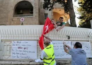 Ayasofya kararı içlerine oturdu! Türk bayrağını yaktılar...