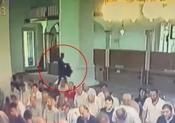 Camide namaz kılarken hayalleri çalındı! "Beni perişan etti"