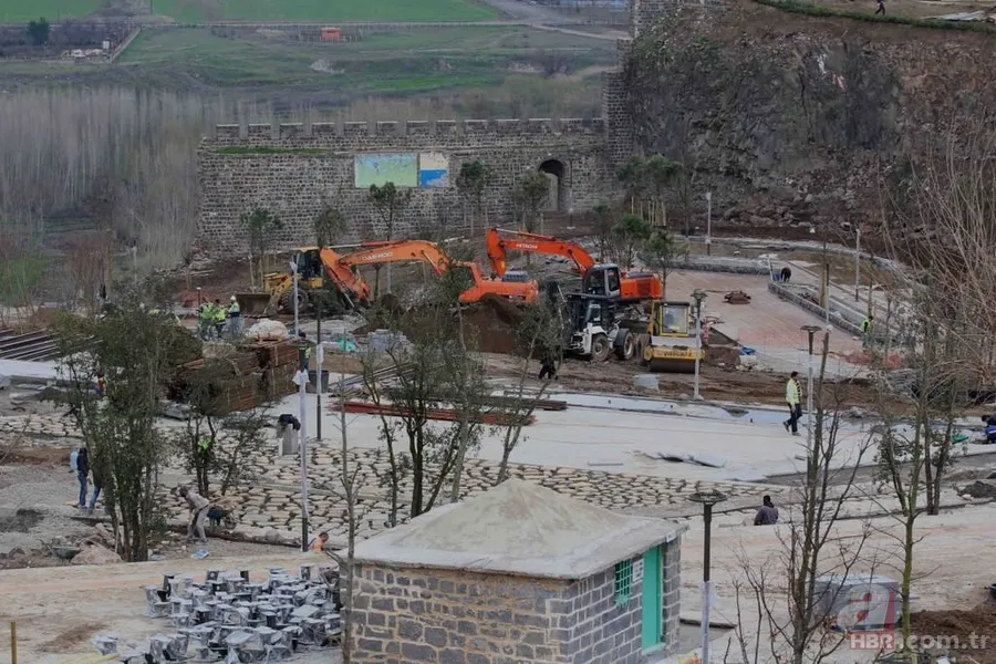 Devlet, Sur'u yeniden inşa ediyor 20