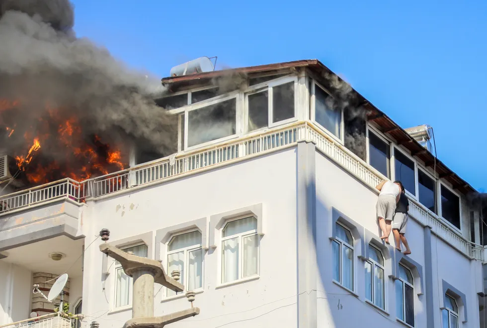 Antalya'da yangın dehşeti: Korkuluğa tutunup yardım beklediler! İtfaiye son anda yetişti - 1