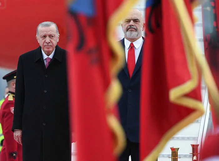 Son dakika: Başkan Erdoğan Arnavutluk’taki deprem konutlarındaki örnek daireyi inceledi - 1