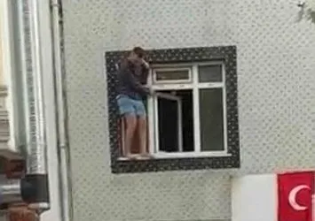İstanbul'da ilginç olay! Pencereye çıkıp yardım istedi esnaflar kurtardı