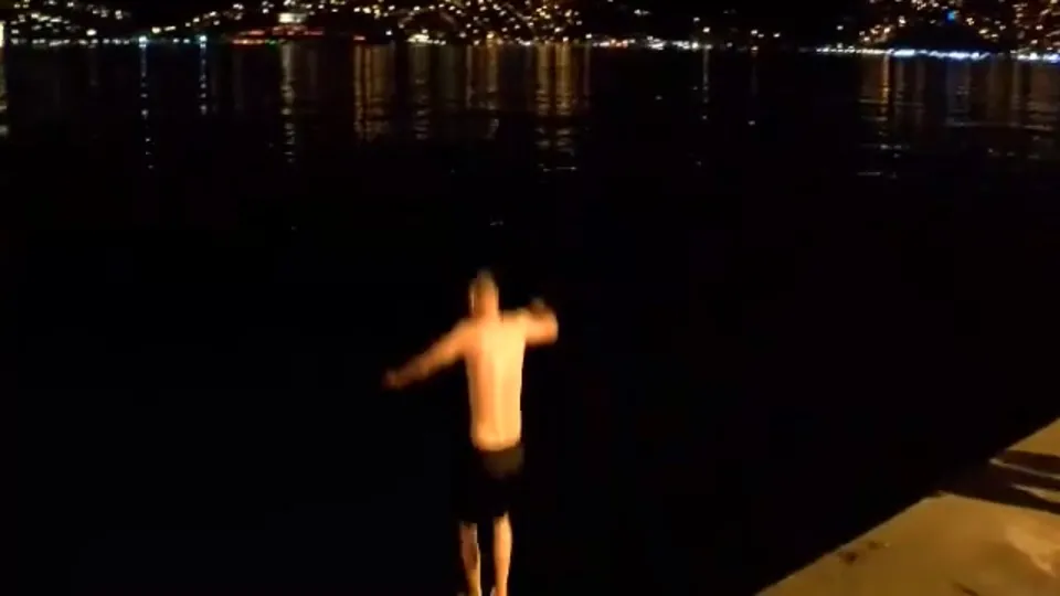 İstanbul’da gece sıcaktan bunalanlar denize akın etti