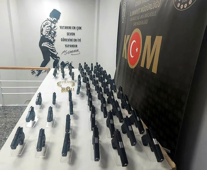 İzmir’de durdurulan kamyonetten cephanelik çıktı