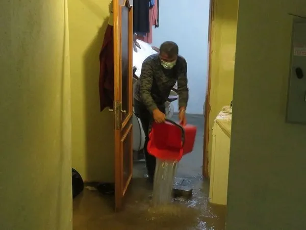 Son dakika: Uyarıların ardından İstanbul'u sağanak vurdu: Araçlar mahsur kaldı! Ev ve iş yerlerini su bastı - 8