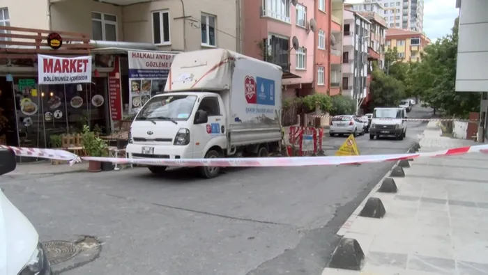 Son dakika: Küçükçekmece'de İSKİ çalışması sırasında doğalgaz borusu patladı! Paniğe neden oldu - 1