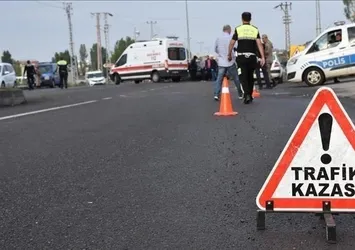 Otomobil kamyona çarptı: 4 yaralı