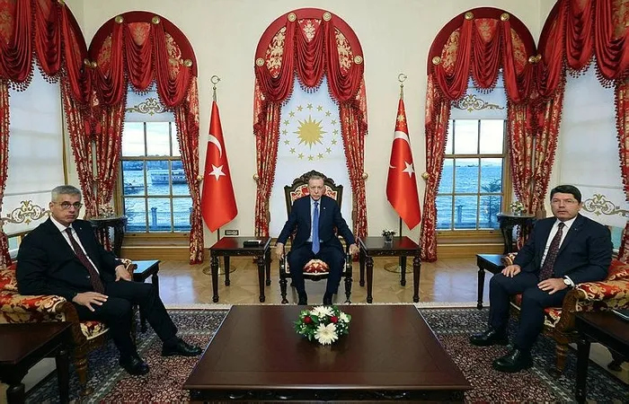 baskan-erdogan-yenidogan-cetesi-hakkinda-bakanlardan-bilgi-aldi-1729356629796.jpeg Ana gündem Yenidoğan çetesi! Başkan Erdoğan Bakan Tunç ve Bakan Memişoğlu'nu kabul etti - 1