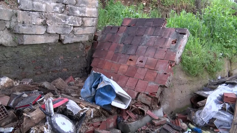 Maltepe'de toprak kayması: Evin üzerine çöktü - 1