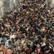 Afganistan’dan böyle kaçtılar! Dünya bu kareyi konuşuyor: 640 kişiyle havalandı
