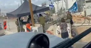 İşgalci İsrail’in zırhlı aracı taklaya geldi