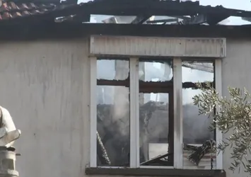 Antalya’da korkutan yangın! Evin üst katı kül oldu