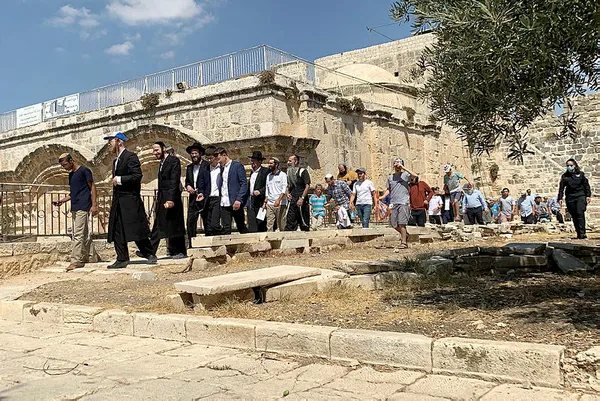 Fanatik Yahudiler Mescid-i Aksa’ya saldırdı