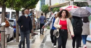 Bir anda bastıran yağmura hazırlıksız yakalandılar