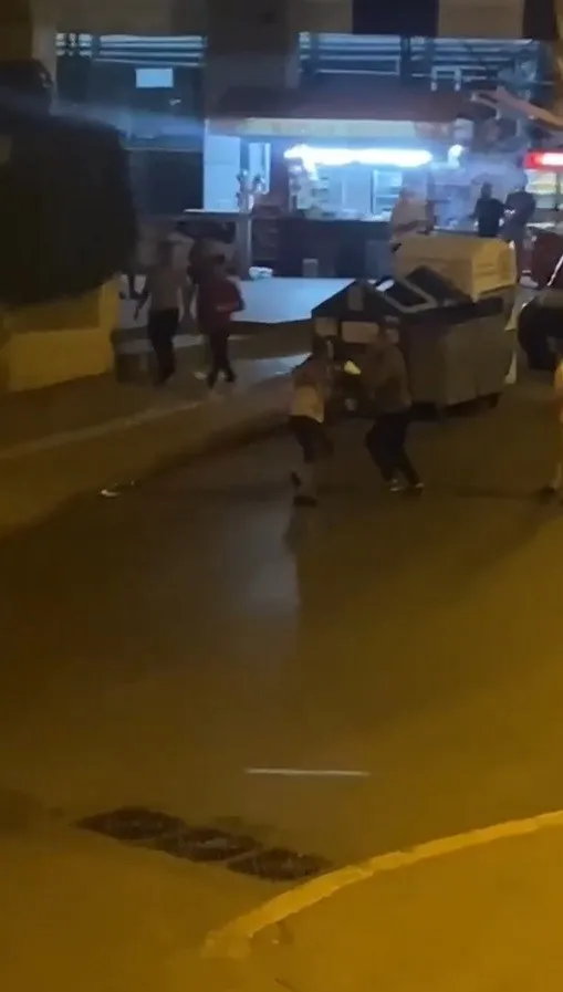esenyurtta-sokak-ortasinda-dehset-defalarca-bicaklayip-kovaladi-1632126758334.jpg Esenyurt’ta sokak ortasında dehşet! Defalarca bıçaklayıp kovaladı - 1