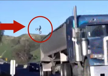 Otoyolun üstünden motosikletiyle karşıya atladı
