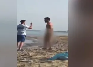 KKTC'de plajda çıplak gezen adama vatandaştan meydan dayağı