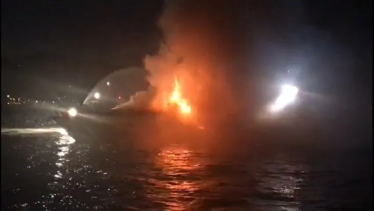 İstanbul Bebek’te korku dolu anlar! Lüks tekne alevlere teslim oldu