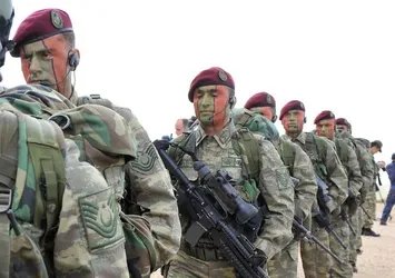 Bordo bereli askerler Suriye topraklarında