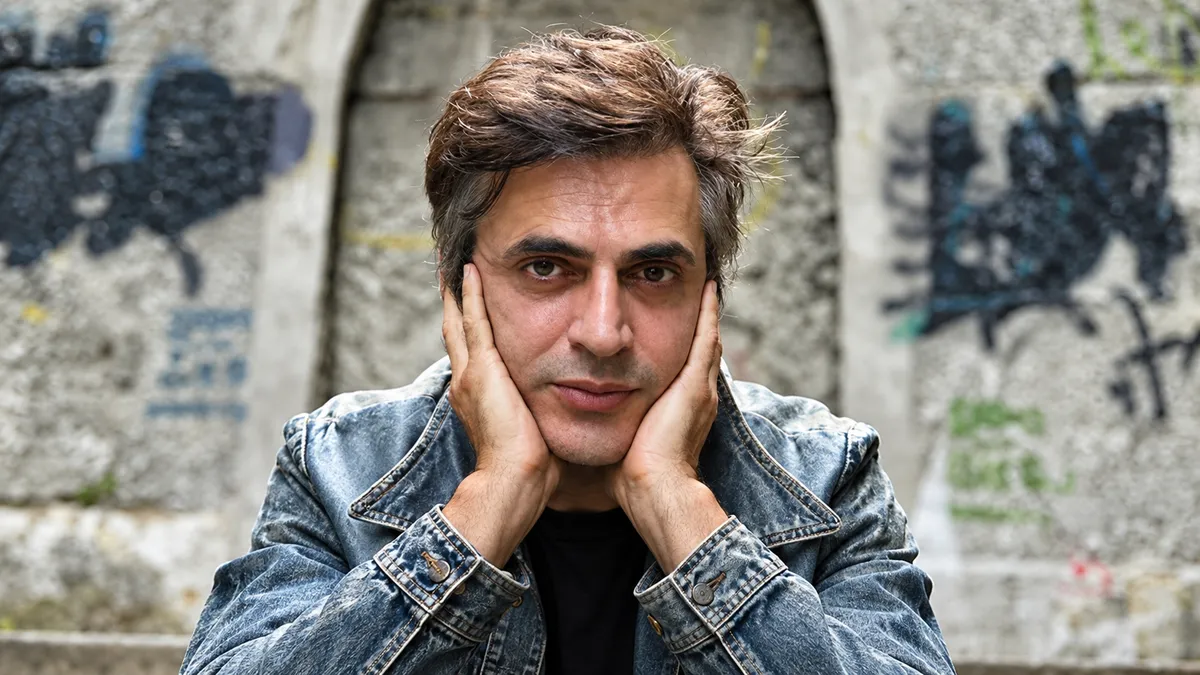 Teoman’ın yanındaki genç kadın merak uyandırdı! Sarılarak vedalaştılar