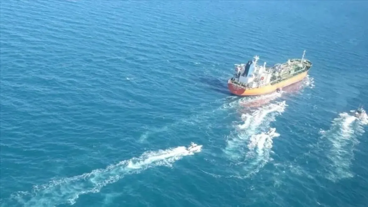 Umman'da petrol tankerine saldırı! Gemi hareket kabiliyetini yitirdi
