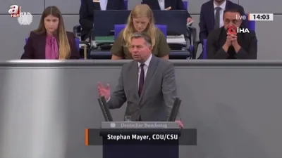 Alman Meclisi’nde Filistin bayrağı açıldı