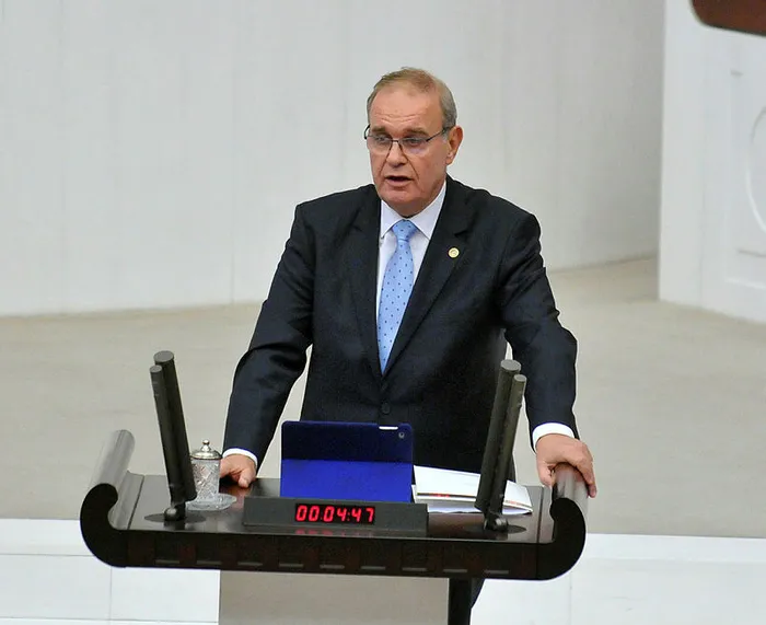 gorevden-alinirim-iddiasini-ortaya-atan-ekrem-imamogluna-chpden-sok-1657035891812.jpg "Görevden alınırım" iddiasını ortaya atan Ekrem İmamoğlu’na CHP’den şok - 3