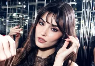 Hande Erçel'in Paris'te giydiği çizmelere eleştiri yağmuru