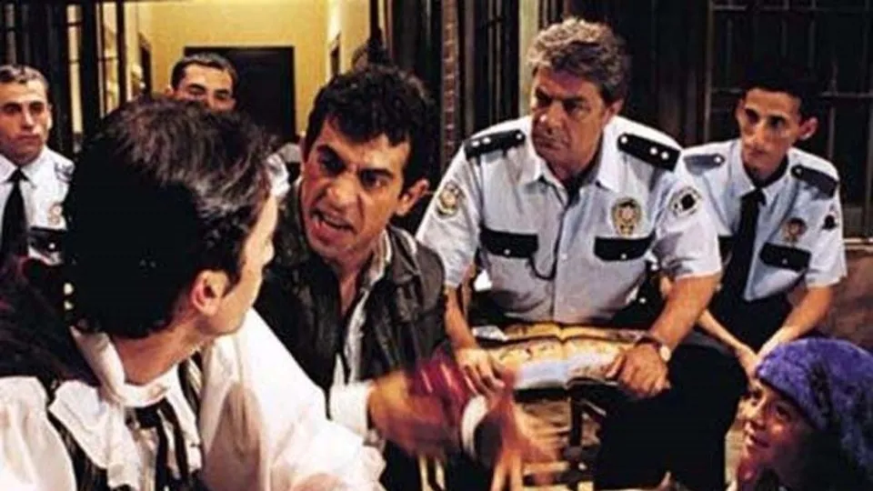 Kadir İnanır'ın rol aldığı Komser Şekspir filmindeki o hata görenleri şaşırttı! İşte Yeşilçam'daki çekim hataları