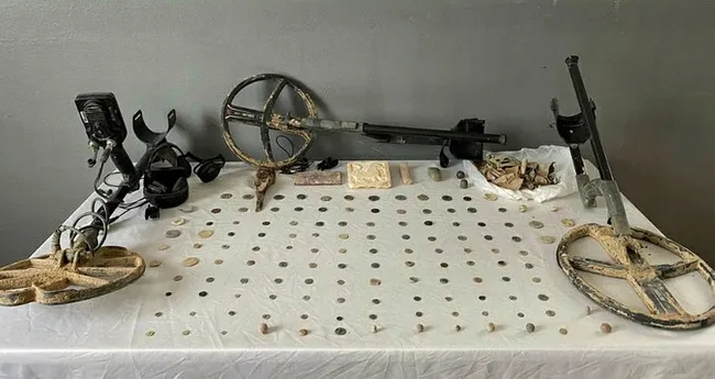 Denizli’de kaçak kazı yapan 3 şüpheli tarihi eserler ile yakalandı