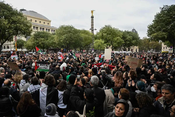 Fransızlar yasağa rağmen sokaklarda! Paris’te Filistin’e destek gösterisi
