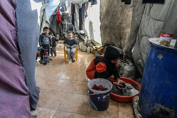 Katil İsrail Gazze’de ateşkes dinlemiyor! Bombaların gölgesinde yeni yıla girdiler