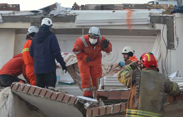 Tüm Türkiye’de deprem seferberliği! Soner Arıca kan bağışı kuyruğunu böyle paylaştı! Gurur duydum