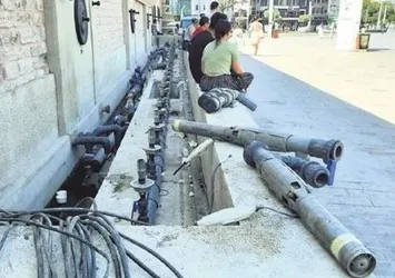Halkın parası çöpe gitti! Taksim'deki süs havuzu İBB'nin restorasyonu sonrası çöp havuzu oldu