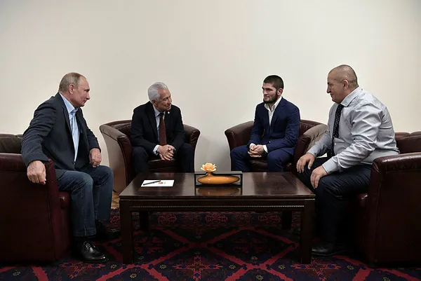 Putin, Müslüman dövüşçü Nurmagomedov ile bir araya geldi! "Filminin çekilmesi lazım" - 1
