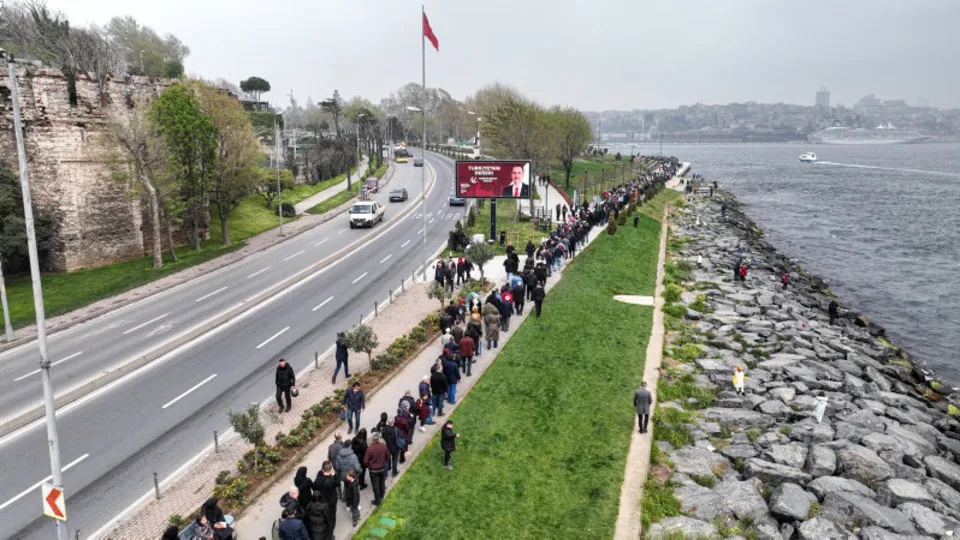 TCG Anadolu'da 2 kilometrelik kuyruk! Binlerce kişi Sarayburnu'na akın etti