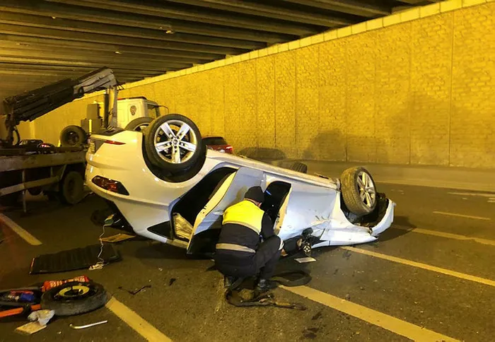 Zeytinburnu'nda otomobil alt geçitte takla attı! Kaza sonrası aracı bırakıp kaçtılar - 4
