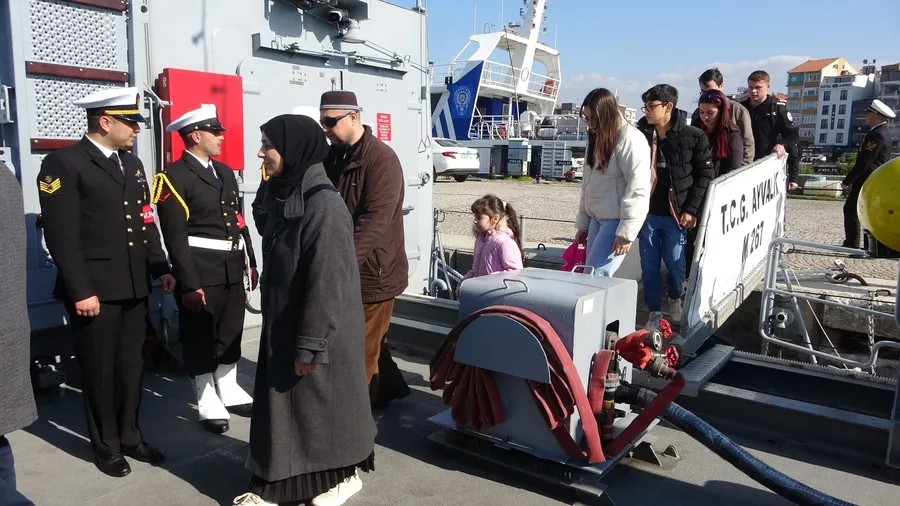 canakkalede-tcg-gemileri-vatandaslara-kapilarini-acti-1773675987139.jpg Çanakkale’de TCG gemileri vatandaşlara kapılarını açtı - 1